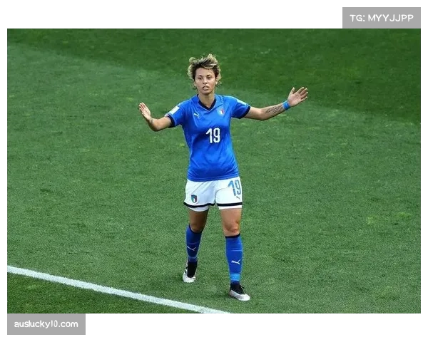 足坛美女裁判尼科洛西执法表现出色，意大利边裁形象受关注